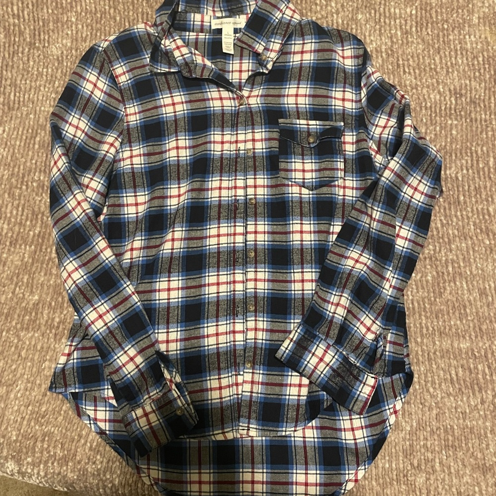 LOT OF 2. Women’s flannels. Size large.